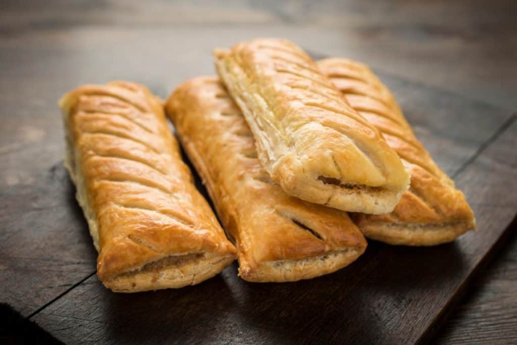 how many calories in a greggs sausage roll